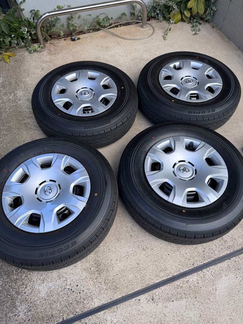 アトム　ハイエース 純正 新車外し ホイール タイヤ ナット付