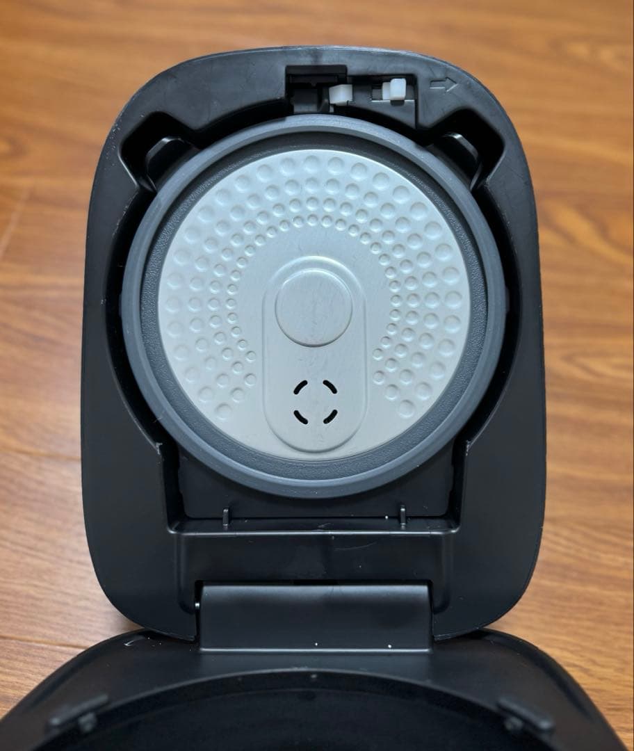 【値下げ】22年製　TOSHIBA RC-10 ブラック炊飯器