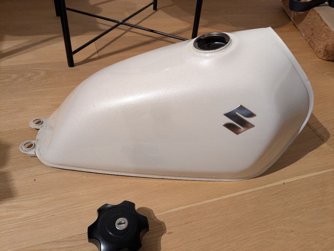 スズキ グラストラッカー250タンク ホワイト キャップ付き