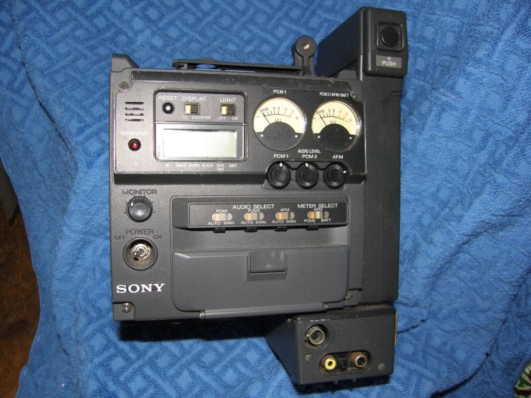 ソニーHI8ドカブルタイプレコーダーEVV-9000ジャンク品の出品です。