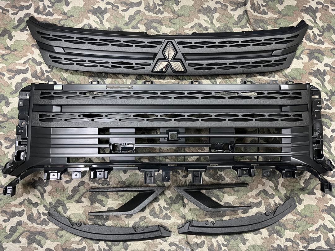 かあず新型デリカD5 後期　フロントグリル フォグベゼル　ラプター塗装