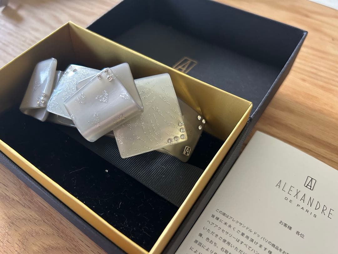 アレクサンドルドゥパリ 重なりが美しいスワロフスキーバレッタ和装にも グレーラメ