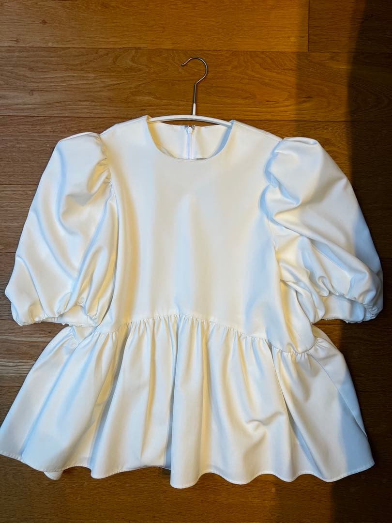 ペプラムトップス　ホワイト　TREFLE＋1 トレフル　パフ袖ブラウス　完売商品