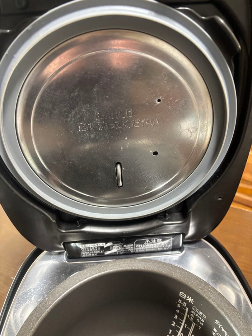TOSHIBA 真空圧力IHジャー炊飯器　割れた部分あり！