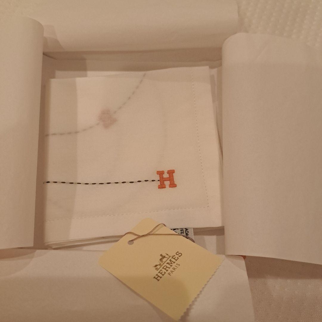 【未使用タグ付き】　HERMES エルメス　ハンカチ　箱付き　ロゴ刺繍