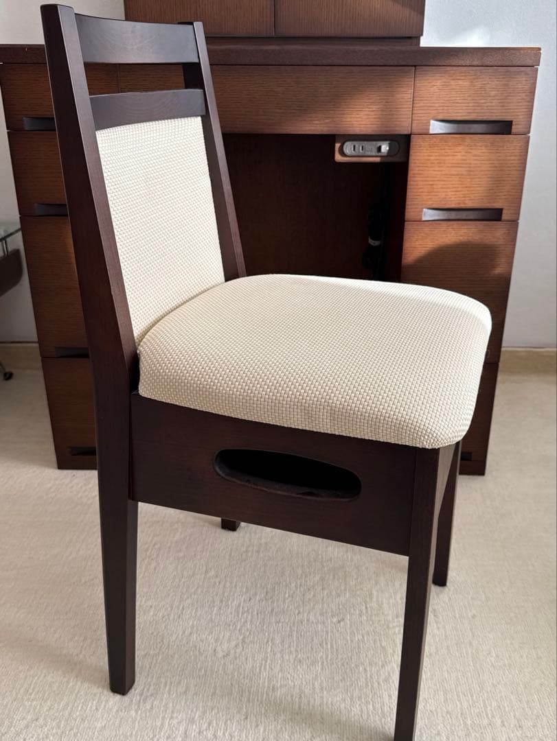 ダークブラウン 木製チェア ベージュクッション