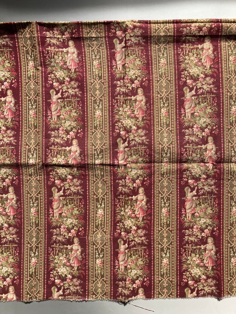 1900年代初頭頃　レア　ボルドー色の花摘みの少女の綿布　フランスアンティーク
