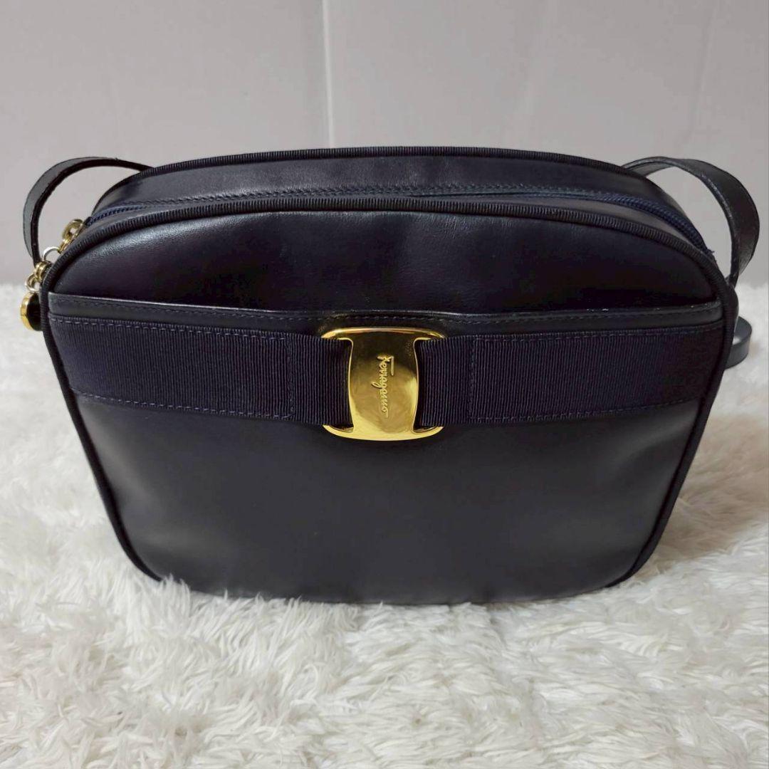 美品✨　サルヴァトーレフェラガモ　ショルダーバッグ　ヴァラリボン　ガンチーニ　紺