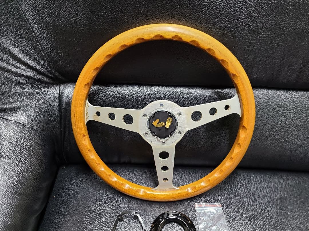momo ウッドステアリング 35パイ ホーンボタン・配線付き レトロ