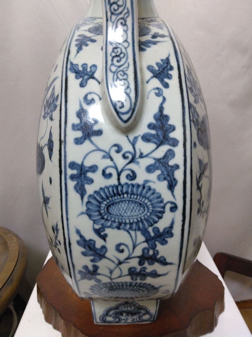 中国美術。青花蓮池水禽紋偏壺。