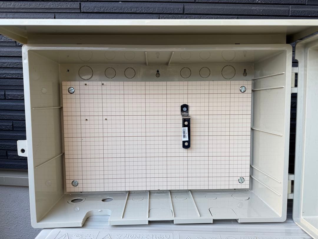 Tesla電気自動車（EV）200V充電コンセント＋漏電ブレーカー＋防雨ボックス