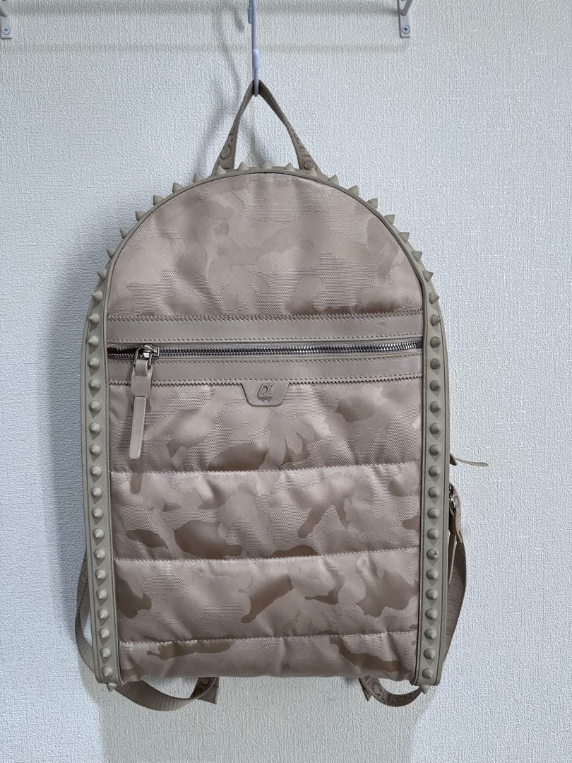 スタッズ付きベージュカモフラージュリュック
