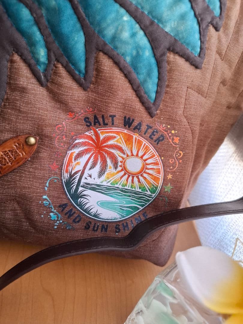 最終お値下げ！ハワイアンキルトバッグ　2WAY ファスナーバッグ革タグチャーム付