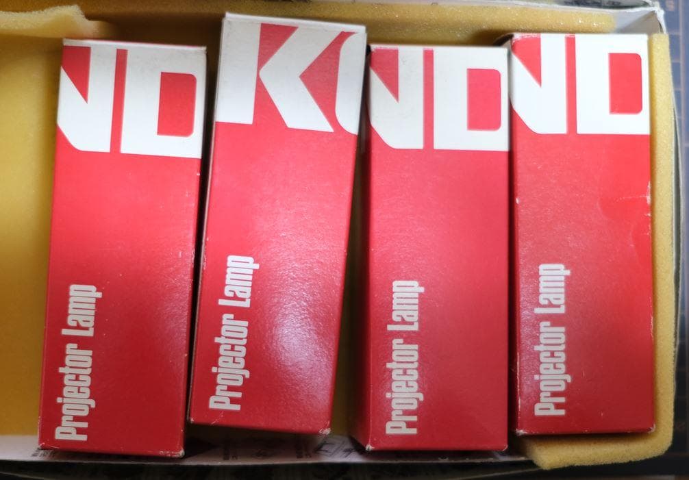 映写機　の　ランプ　４本