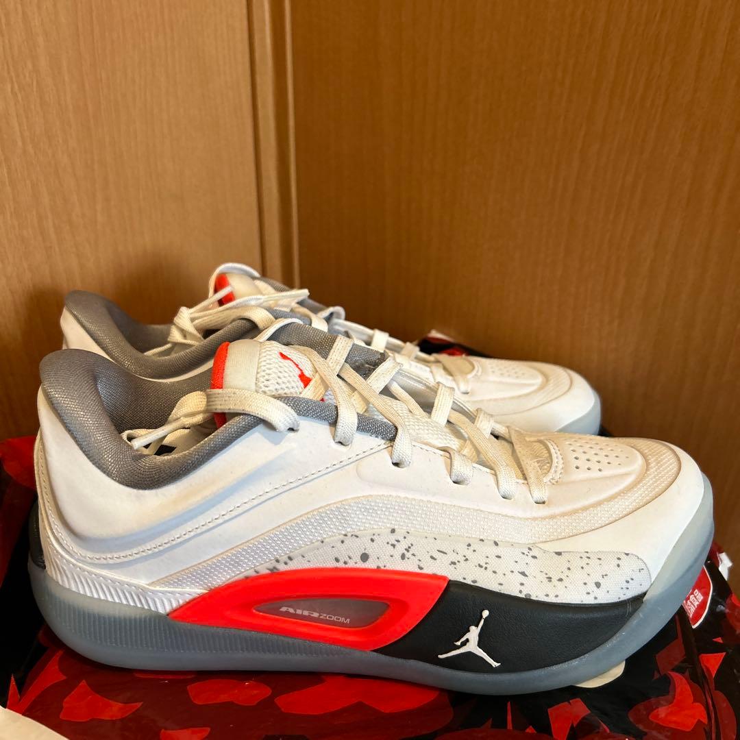 ジョーダン ザイオン4 バスケットボールシューズ ホワイト/グレー/レッド