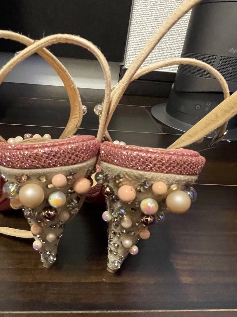 クリスチャンルブタンピンクサンダル
