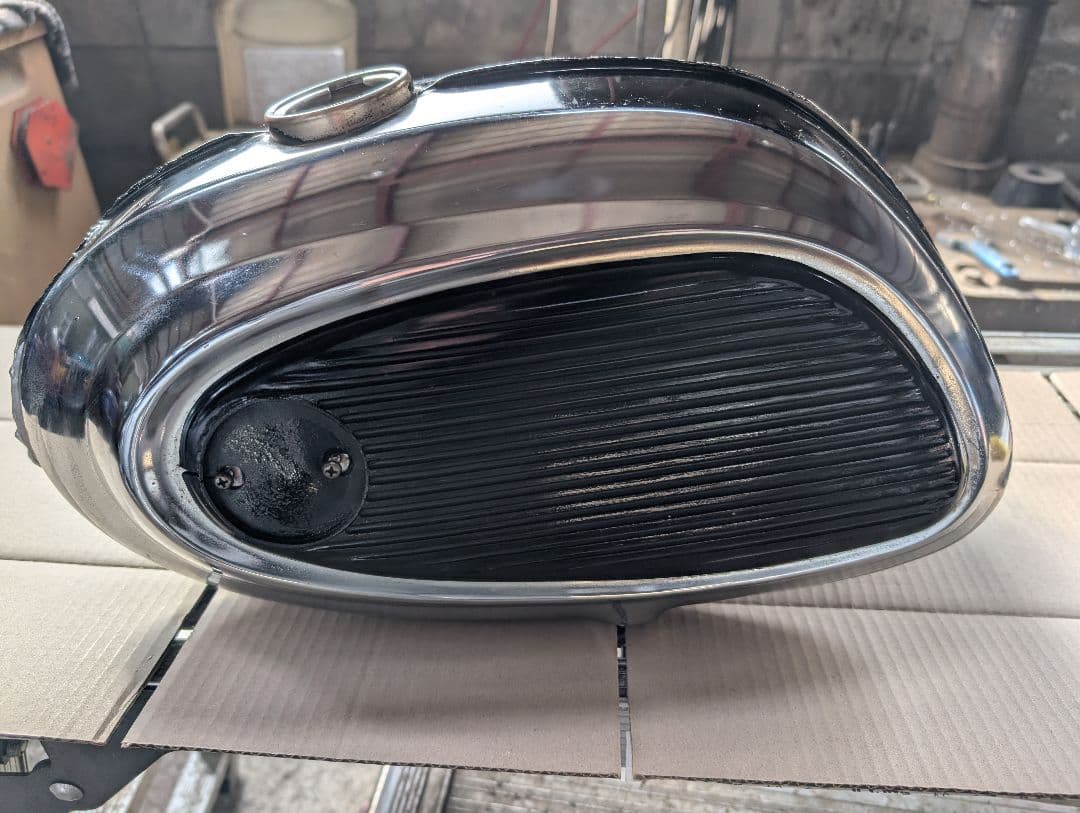 車種不明　オートバイ燃料タンク　ヤマハ？