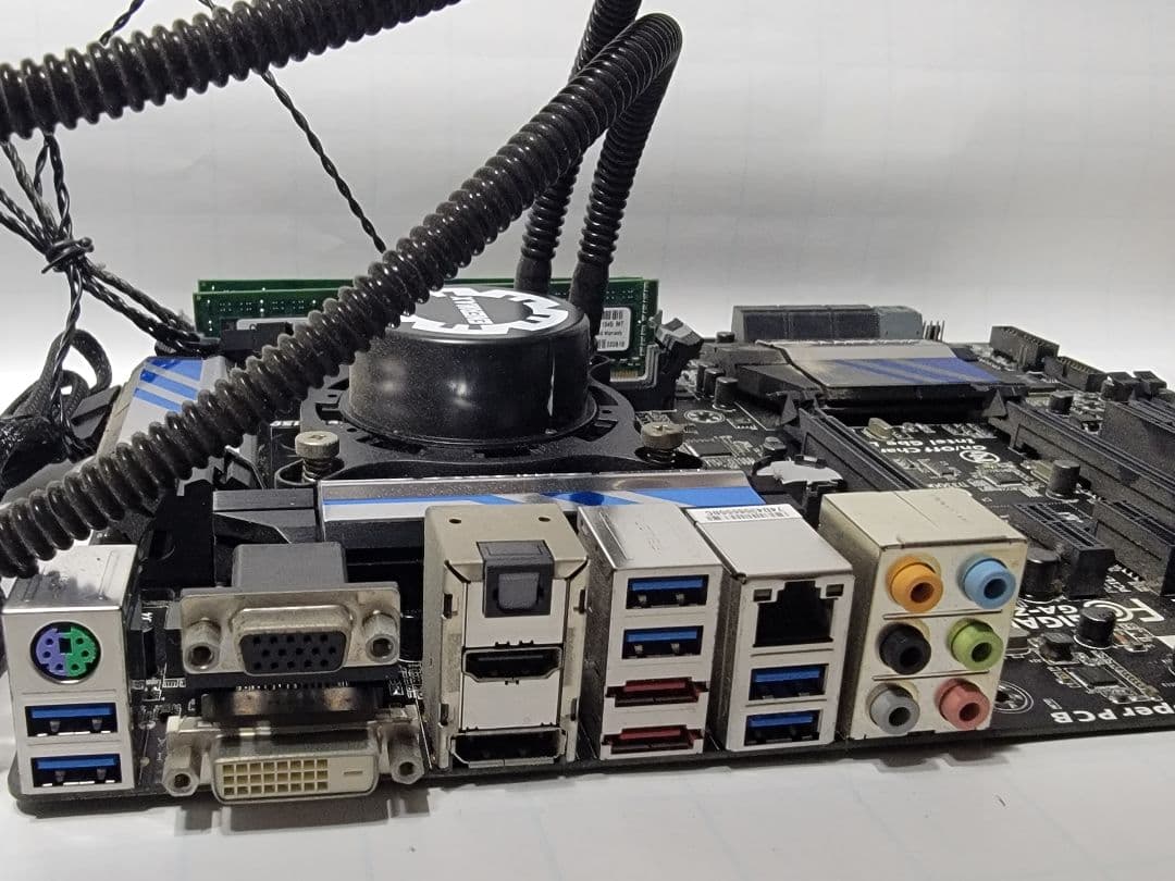 マザーボード　CPU　デスクトップPC　パーツ　CPU水冷クーラー　メモリ