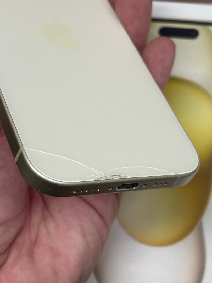 Apple iPhone 15 イエロー【SIMフリー】背面ひびあり
