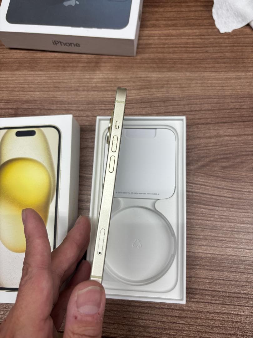 Apple iPhone 15 イエロー【SIMフリー】背面ひびあり
