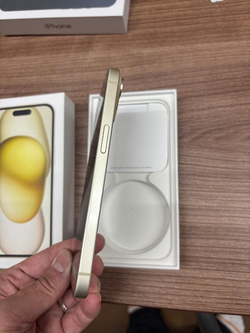 Apple iPhone 15 イエロー【SIMフリー】背面ひびあり