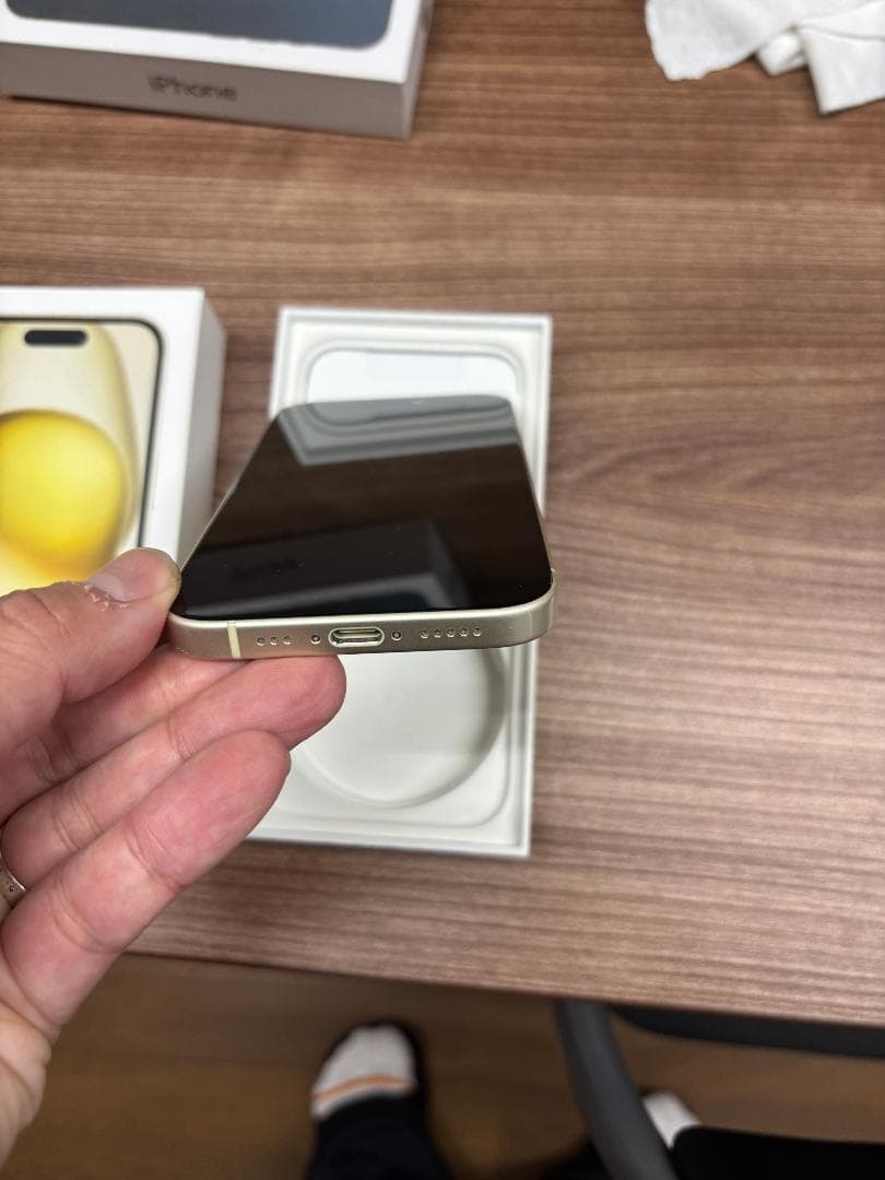 Apple iPhone 15 イエロー【SIMフリー】背面ひびあり