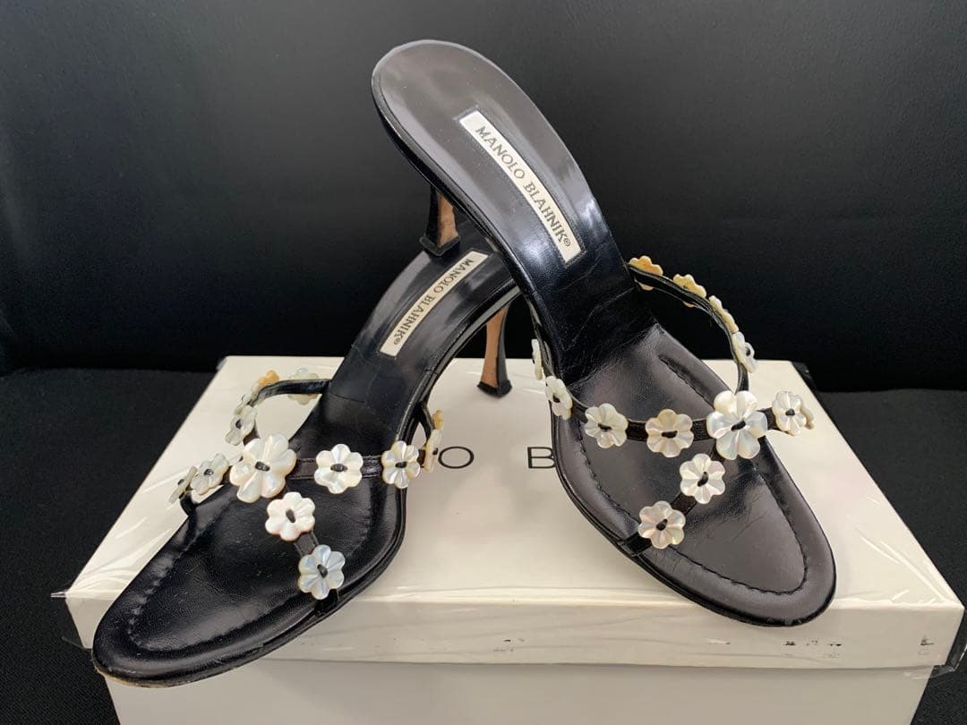 マノロブラニク ブラック ミュール フラワーモチーフ