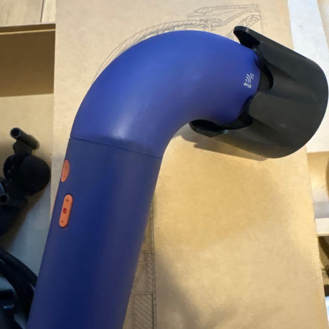 【タイムセール】ダイソンドライヤー　　ブルー