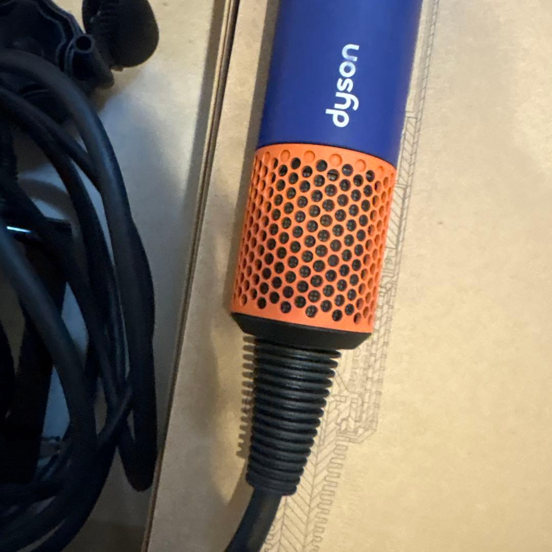 【タイムセール】ダイソンドライヤー　　ブルー