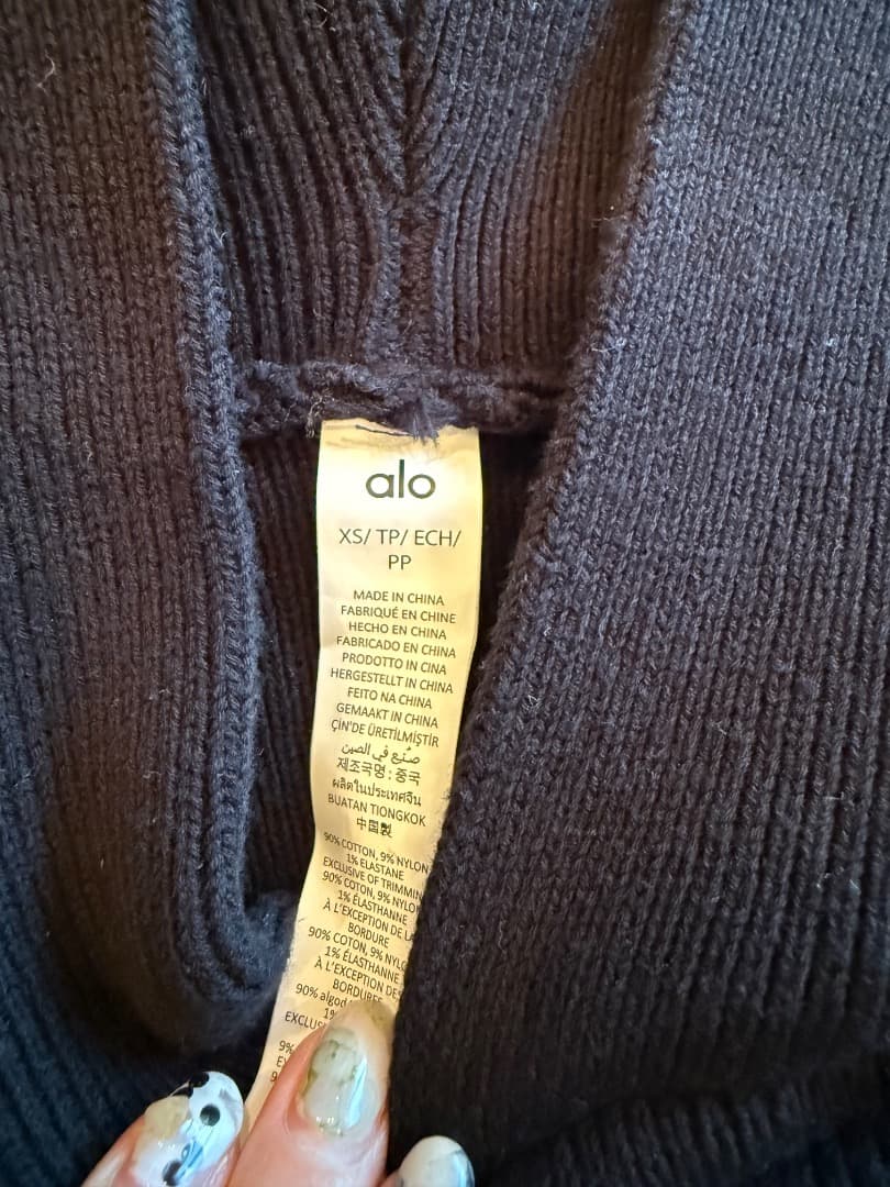 ゆゆ未使用　Alo Yoga スカラー フード付きセーター　黒　xs