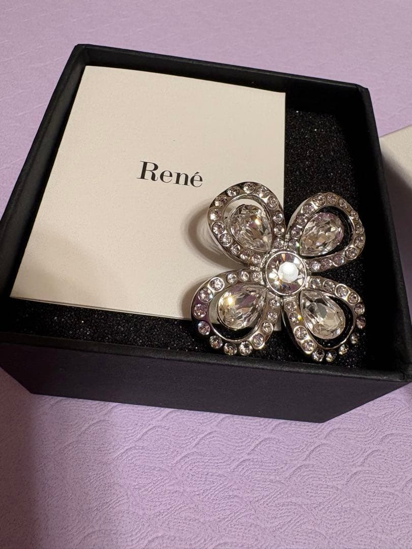 Rene ブローチ