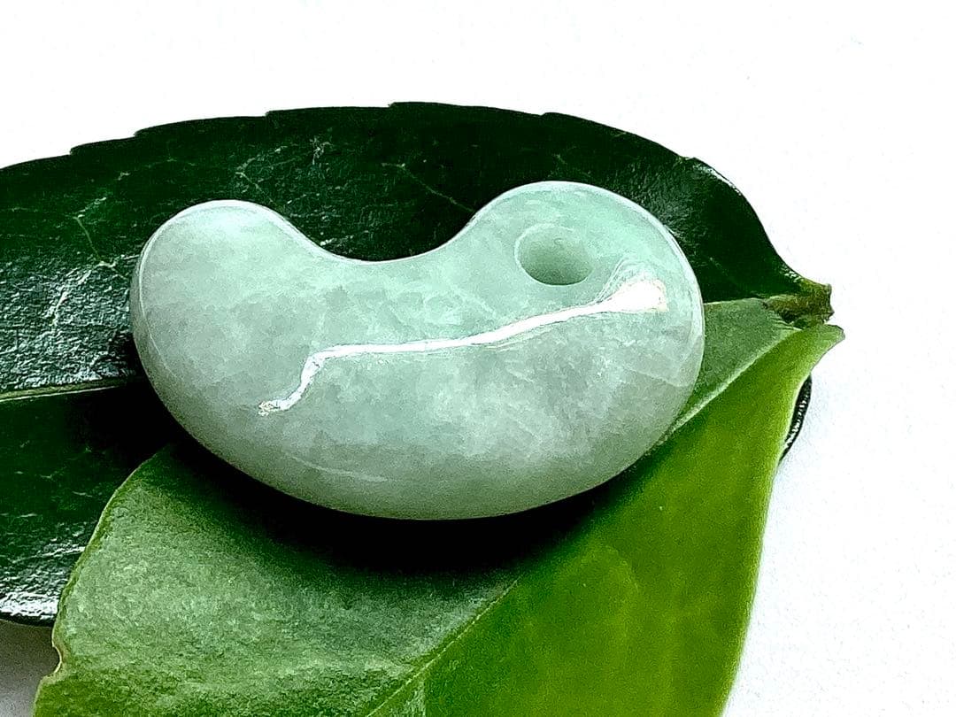 ✳極上紋様‼️ 希少玉‼️糸魚川翡翠勾玉　お身近に開運*吉祥の守護石を　鑑別書取得品