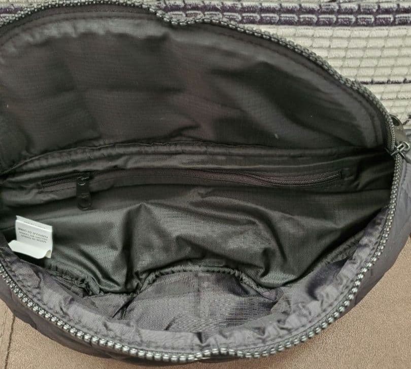 UGG キルティング パファー ボディバッグ ウエストバッグ ポーチ ブラック