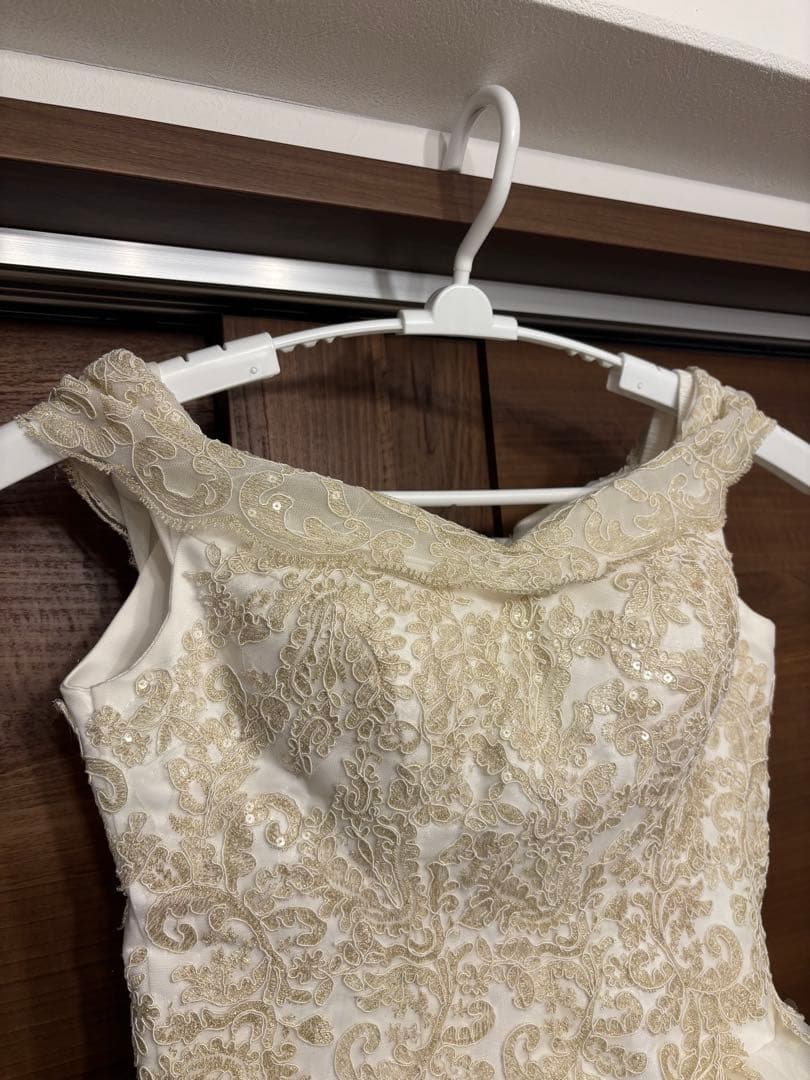 プリンセスライン　オフショルダー　ウェディングドレス　パニエ付き