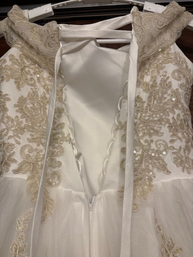 プリンセスライン　オフショルダー　ウェディングドレス　パニエ付き