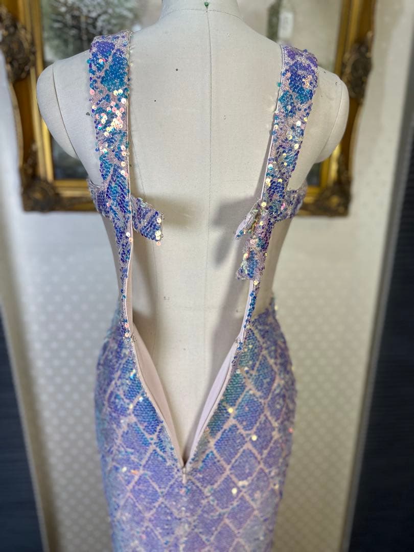 スパンコール装飾の青紫色ドレス