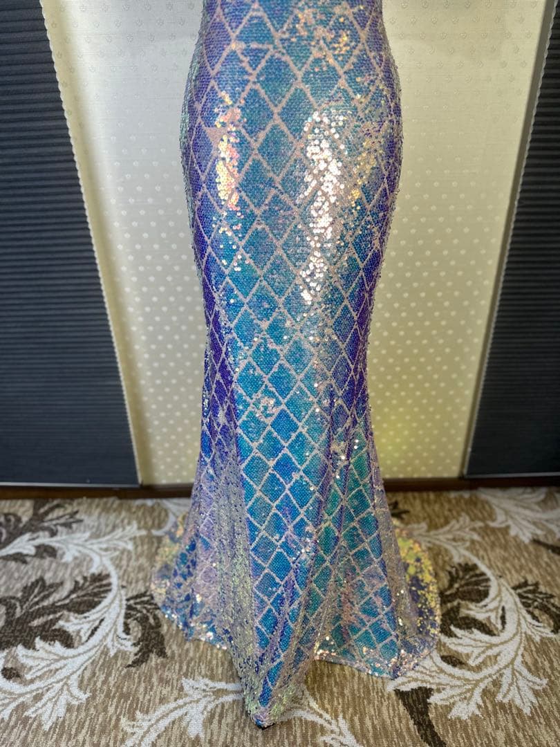 スパンコール装飾の青紫色ドレス