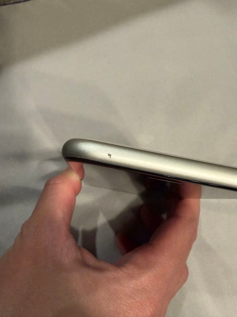 iPhone SEホワイト　本体