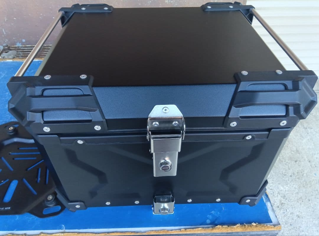 バイク用リアボックス55Lと取り付けプレート