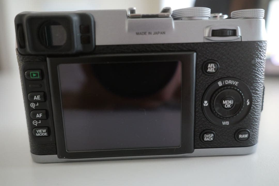 美品 fujifilm X100 オールドコンデジ　SDカード付　アクセサリ付