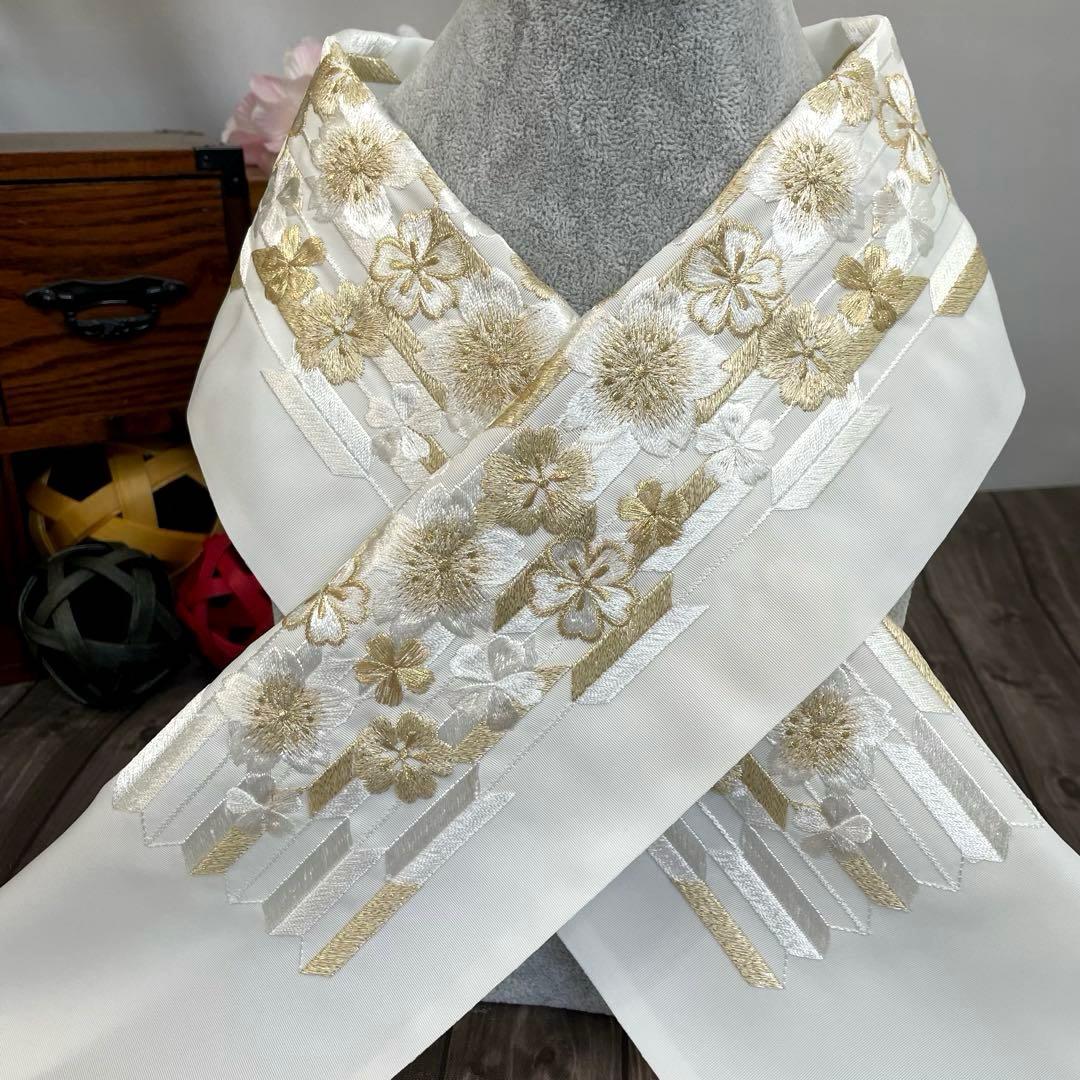 晴れ着などに✨桜がお洒落にデザインされた華やか刺繍半襟 日本製 新品