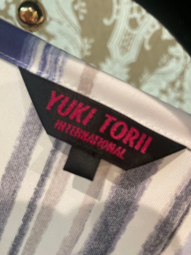 極美品　YUKI TRII 水彩画風トップス　ストレッチ素材　オールシーズン40