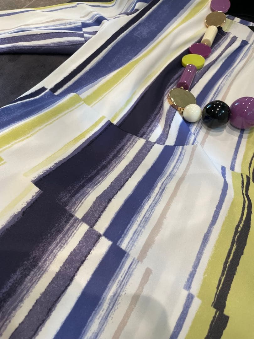 極美品　YUKI TRII 水彩画風トップス　ストレッチ素材　オールシーズン40