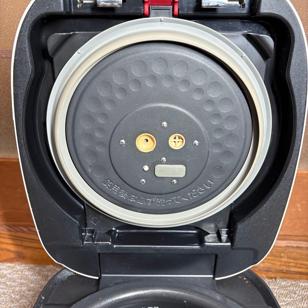 美品 TIGER JP-A 100 オフホワイト 炊飯器