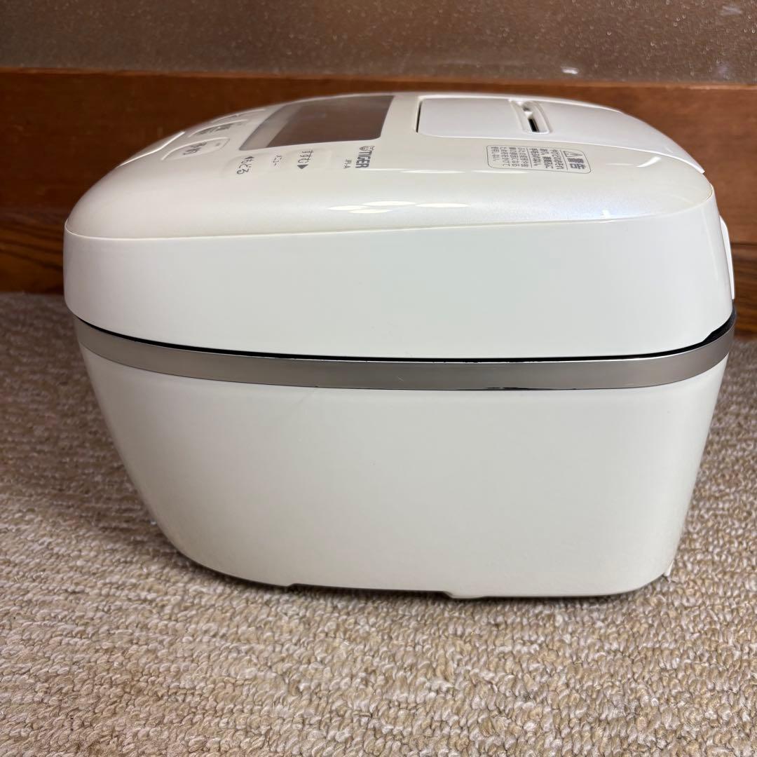 美品 TIGER JP-A 100 オフホワイト 炊飯器