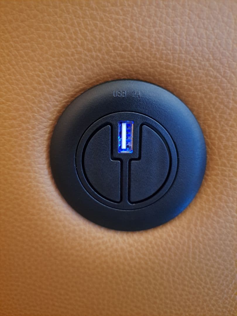 ゆりりん　ニトリ　電動リクライニングソファー3人用テーブル付き