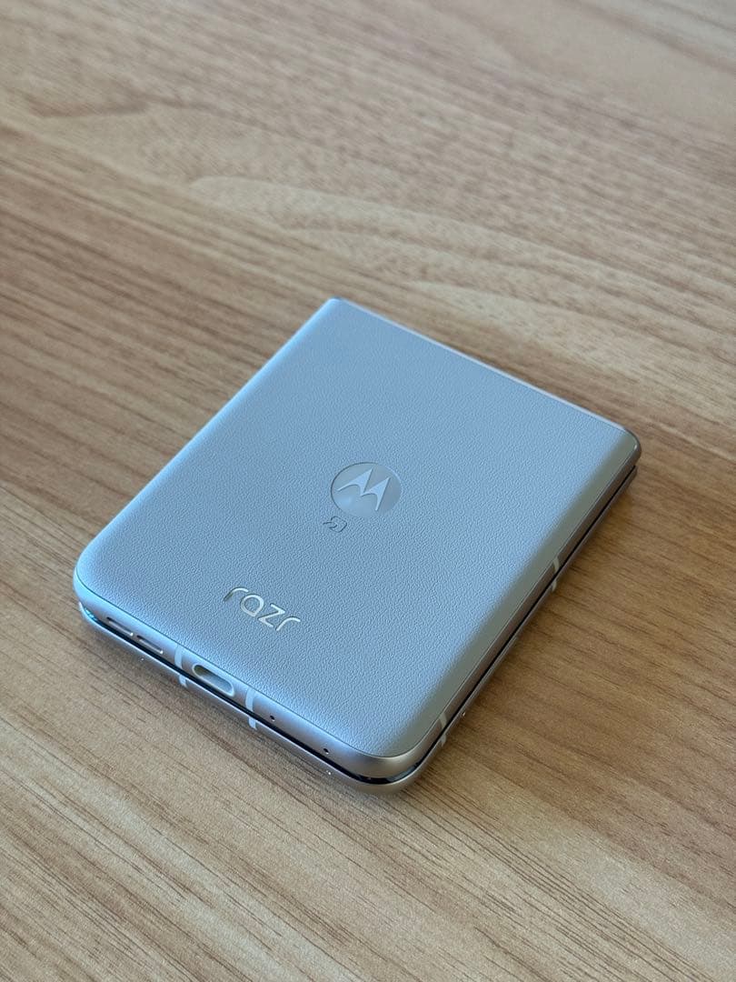 Motorola razr 50 512GB サンドクリーム ケース付き