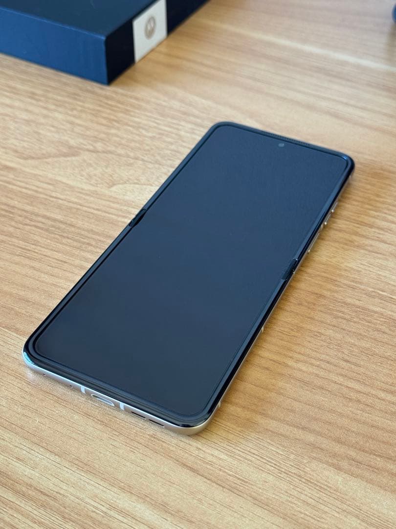 Motorola razr 50 512GB サンドクリーム ケース付き