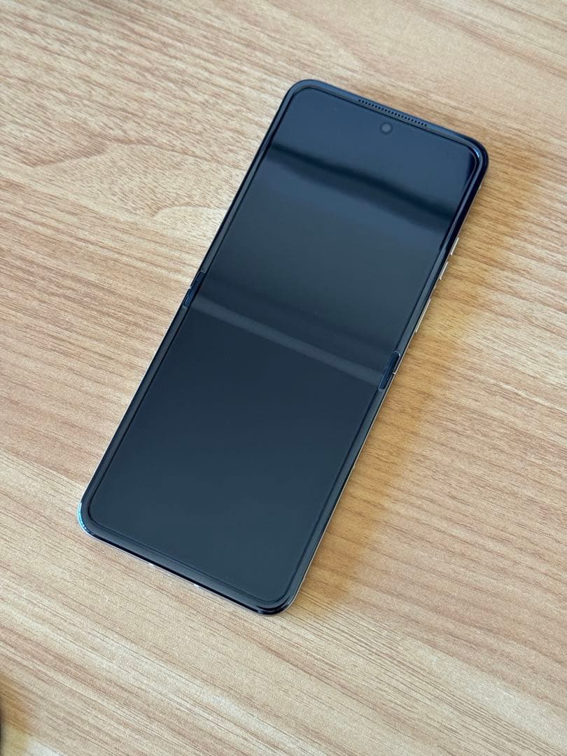 Motorola razr 50 512GB サンドクリーム ケース付き