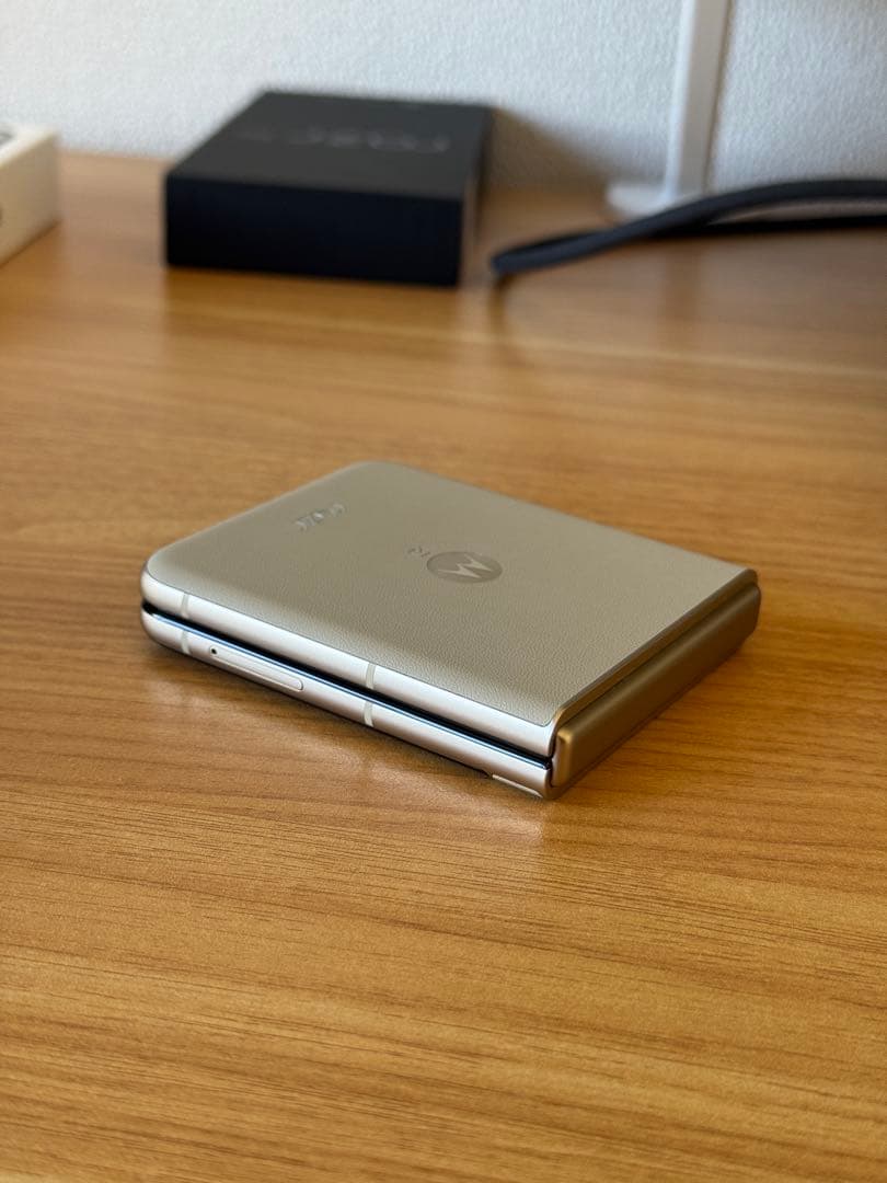Motorola razr 50 512GB サンドクリーム ケース付き